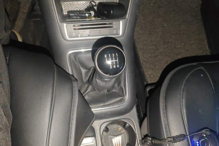 Used Volkswagen Tiguan 2015 1.4TSI Manual Two-Wheel Drive BlueMotion Edition Gear Lever