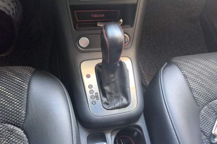 Used Volkswagen Tiguan 2015 1.8TSI Automatic Two-Wheel Drive Luxury Model Gear Lever