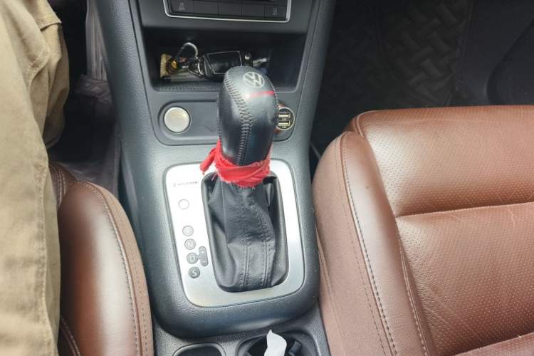 Used Volkswagen Tiguan 2015 2.0 TSI Automatic All-Wheel Drive Luxury Edition Gear Lever