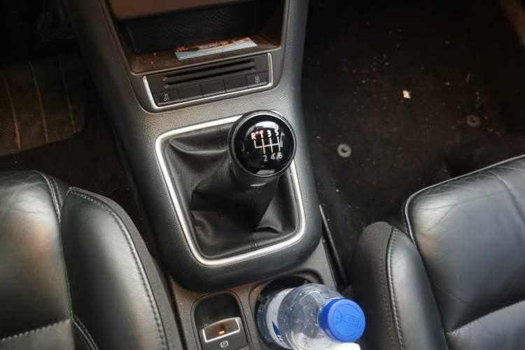 Used Volkswagen Tiguan 2015 1.8TSI Manual Two-Wheel-Drive Limited Edition Gear Lever