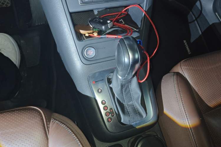 Used Volkswagen Tiguan 2015 1.8TSI Automatic All-Wheel-Drive Luxury Model Gear Lever