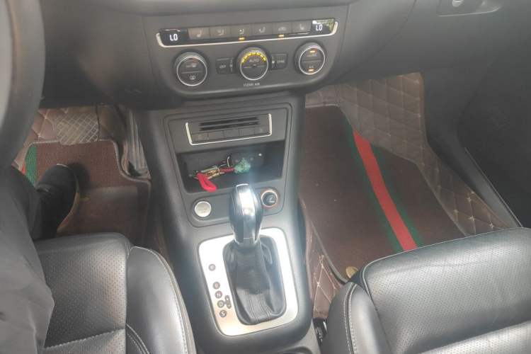 Used Volkswagen Tiguan 2015 1.8TSI Automatic Two-Wheel Drive Luxury Model Gear Lever