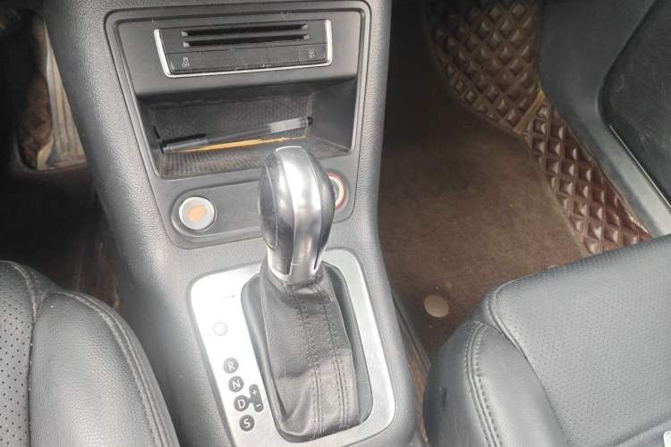 Used Volkswagen Tiguan 2015 1.8TSI Automatic All-Wheel-Drive Luxury Model Gear Lever