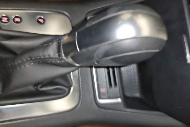 Used Volkswagen Tiguan 2015 1.8TSI Automatic Two-Wheel Drive Comfort Edition Gear Lever