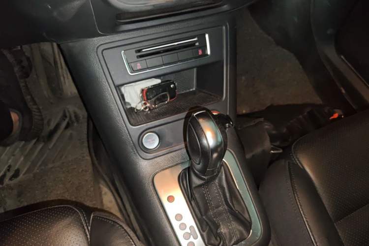 Used Volkswagen Tiguan 2015 1.8TSI Automatic Two-Wheel Drive Luxury Model Gear Lever