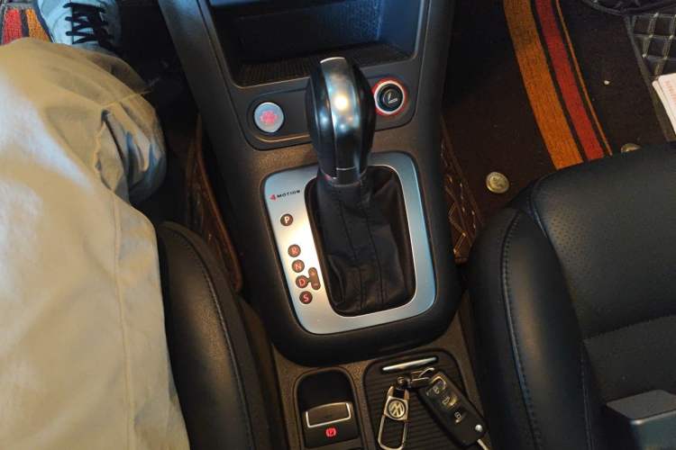 Used Volkswagen Tiguan 2015 2.0 TSI Automatic All-Wheel Drive Luxury Edition Gear Lever