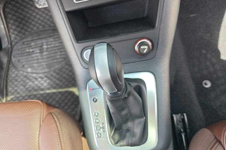 Used Volkswagen Tiguan 2015 2.0 TSI Automatic All-Wheel Drive Luxury Edition Gear Lever