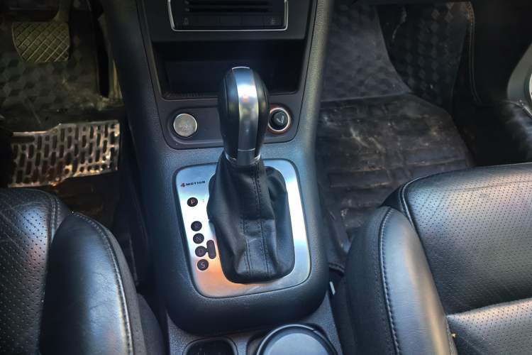 Used Volkswagen Tiguan 2015 1.8TSI Automatic All-Wheel-Drive Luxury Model Gear Lever
