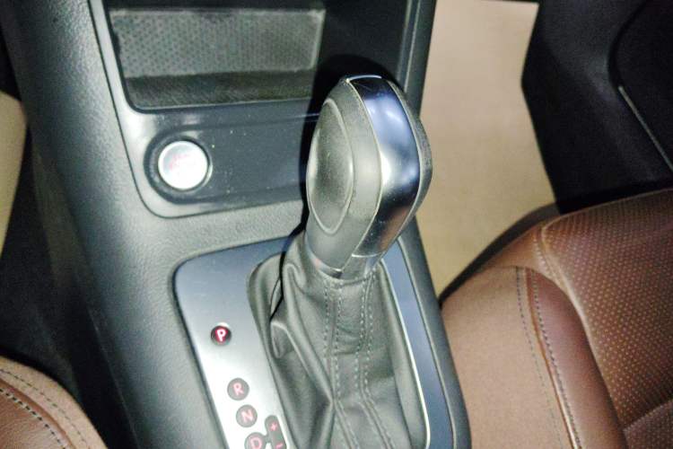 Used Volkswagen Tiguan 2015 1.8TSI Automatic Two-Wheel Drive Luxury Model Gear Lever