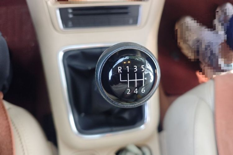 Used Volkswagen Tiguan 2015 1.8TSI Manual Two-Wheel-Drive Limited Edition Gear Lever