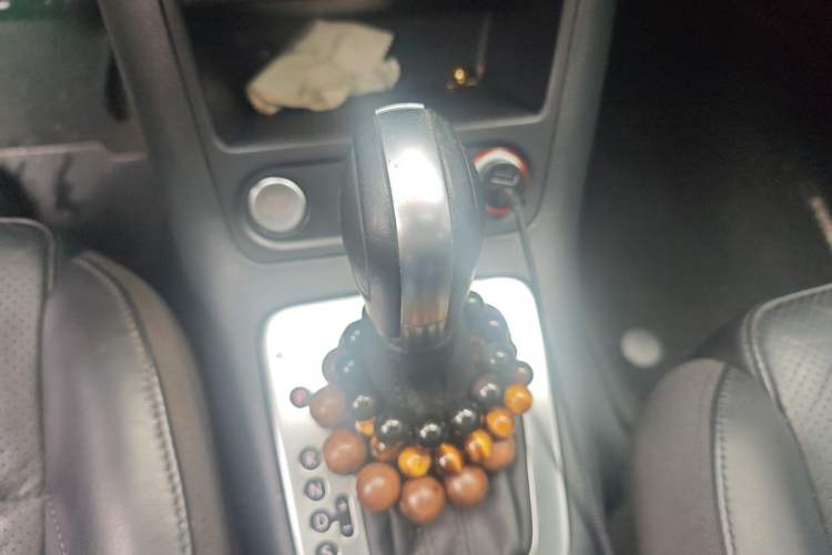 Used Volkswagen Tiguan 2015 1.8TSI Automatic All-Wheel-Drive Luxury Model Gear Lever