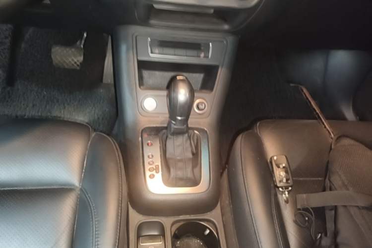 Used Volkswagen Tiguan 2015 2.0 TSI Automatic All-Wheel Drive Luxury Edition Gear Lever