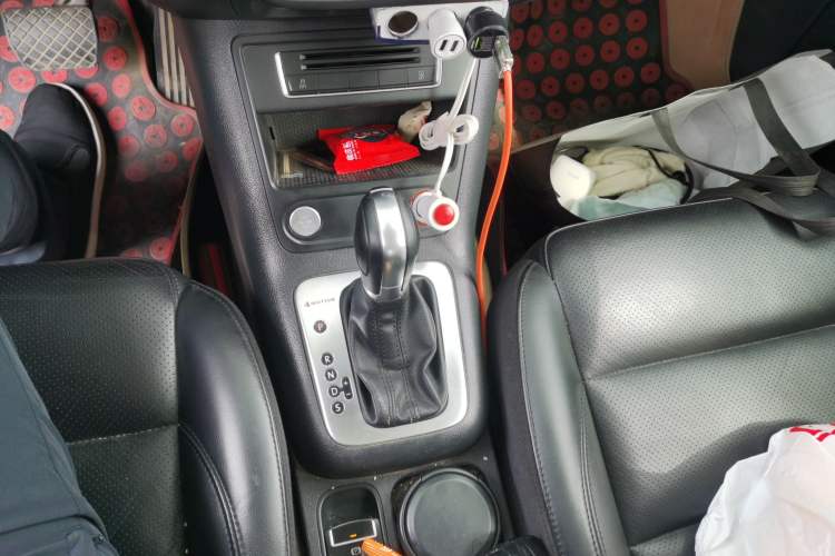 Used Volkswagen Tiguan 2015 2.0 TSI Automatic All-Wheel Drive Luxury Edition Gear Lever