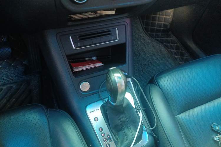 Used Volkswagen Tiguan 2015 1.8TSI Automatic All-Wheel-Drive Luxury Model Gear Lever