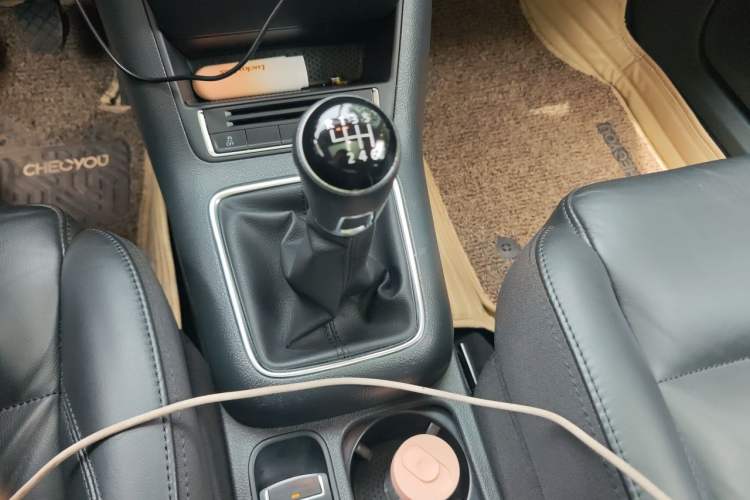 Used Volkswagen Tiguan 2015 1.8TSI Manual Two-Wheel-Drive Limited Edition Gear Lever