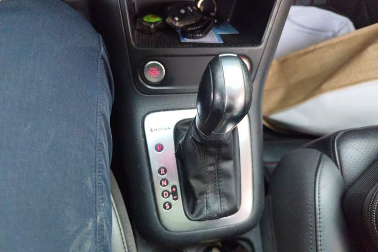 Used Volkswagen Tiguan 2015 1.8TSI Automatic All-Wheel-Drive Luxury Model Gear Lever