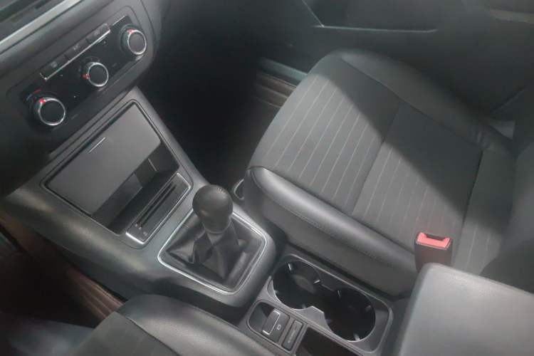 Used Volkswagen Tiguan 2015 1.8TSI Manual Two-Wheel Drive Fashion Edition Gear Lever
