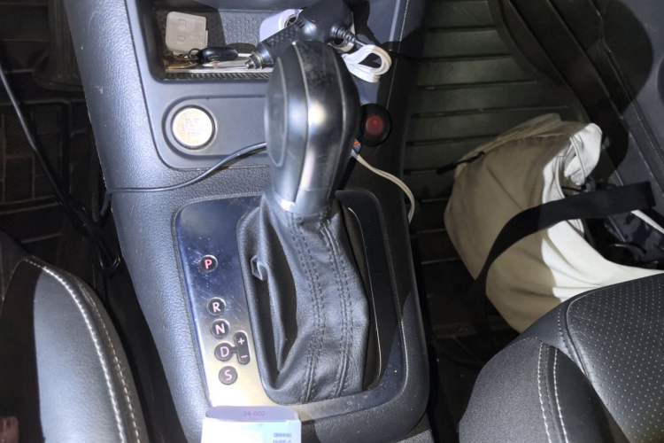 Used Volkswagen Tiguan 2015 1.8TSI Automatic Two-Wheel Drive Luxury Model Gear Lever