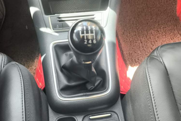 Used Volkswagen Tiguan 2015 1.8TSI Manual Two-Wheel-Drive Limited Edition Gear Lever