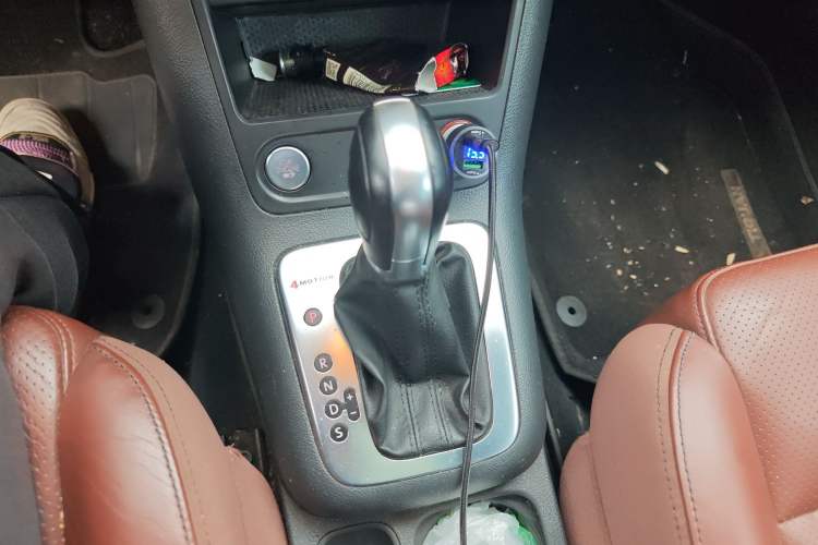 Used Volkswagen Tiguan 2015 2.0 TSI Automatic All-Wheel Drive Luxury Edition Gear Lever