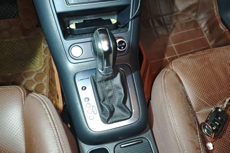 Used Volkswagen Tiguan 2015 2.0 TSI Automatic All-Wheel Drive Luxury Edition Gear Lever