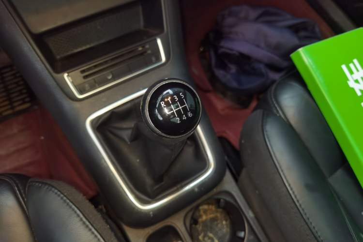 Used Volkswagen Tiguan 2015 1.8TSI Manual Two-Wheel-Drive Limited Edition Gear Lever