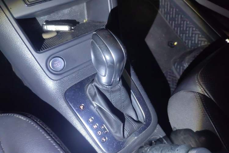 Used Volkswagen Tiguan 2015 1.8TSI Automatic Two-Wheel Drive Luxury Model Gear Lever
