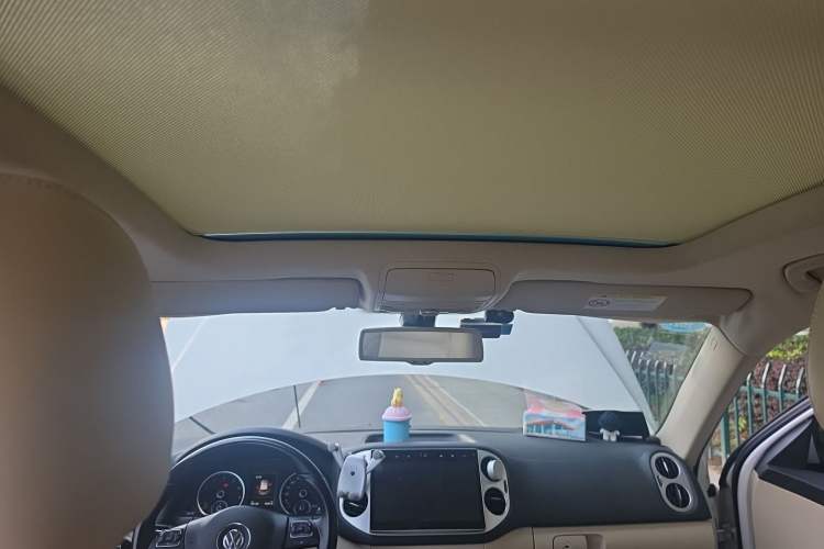 Used Volkswagen Tiguan 2015 1.8TSI Automatic All-Wheel-Drive Luxury Model Headliner