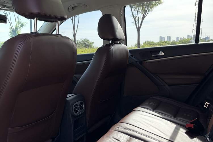 Used Volkswagen Tiguan 2015 2.0 TSI Automatic All-Wheel Drive Luxury Edition Headliner