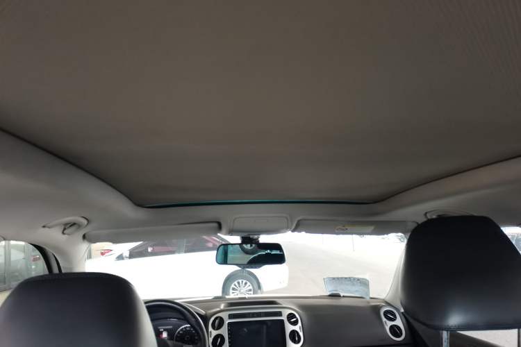 Used Volkswagen Tiguan 2015 2.0 TSI Automatic All-Wheel Drive Luxury Edition Headliner