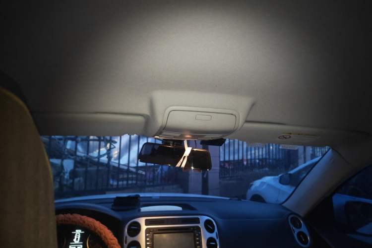 Used Volkswagen Tiguan 2015 1.8TSI Automatic Two-Wheel Drive Comfort Edition Headliner
