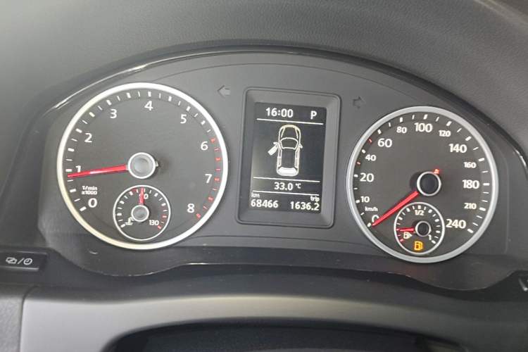 Used Volkswagen Tiguan 2015 1.8TSI Automatic All-Wheel Drive Style Vision Edition Instrument Cluster