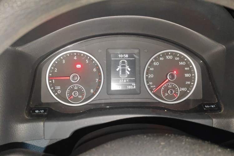 Used Volkswagen Tiguan 2015 1.4TSI Manual Two-Wheel Drive BlueMotion Edition Instrument Cluster