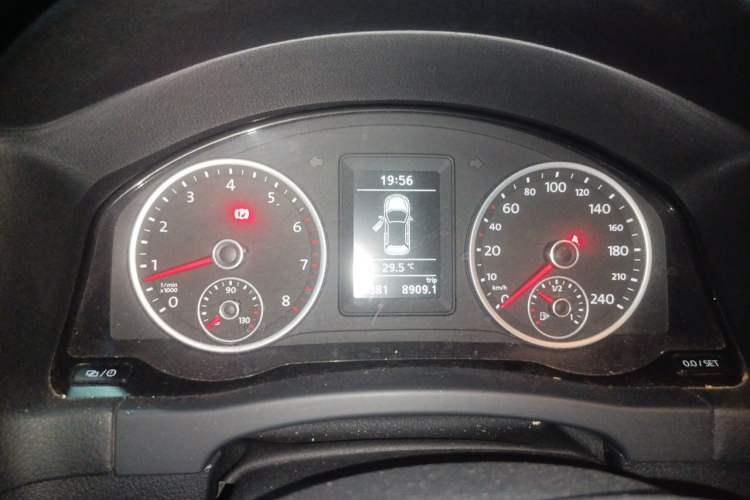 Used Volkswagen Tiguan 2015 1.4TSI Manual Two-Wheel Drive BlueMotion Edition Instrument Cluster