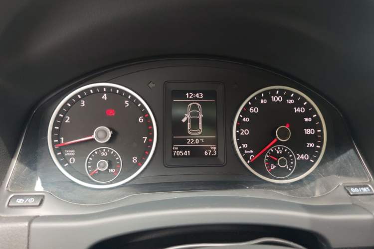 Used Volkswagen Tiguan 2015 1.8TSI Manual Two-Wheel-Drive Limited Edition Instrument Cluster