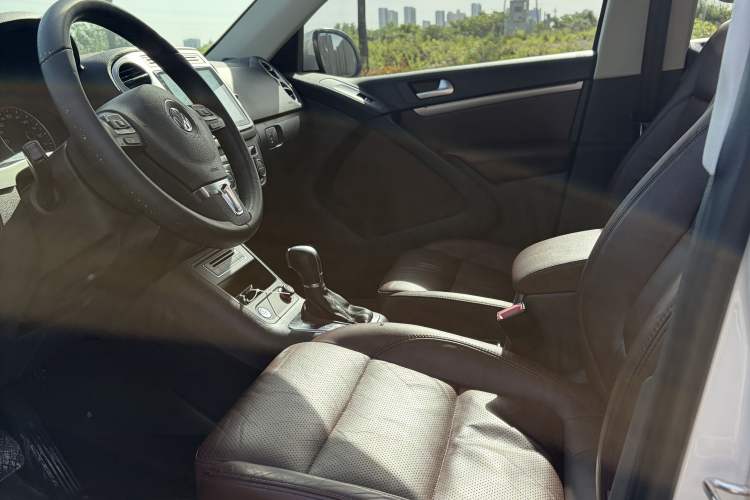 Used Volkswagen Tiguan 2015 2.0 TSI Automatic All-Wheel Drive Luxury Edition Interior 1