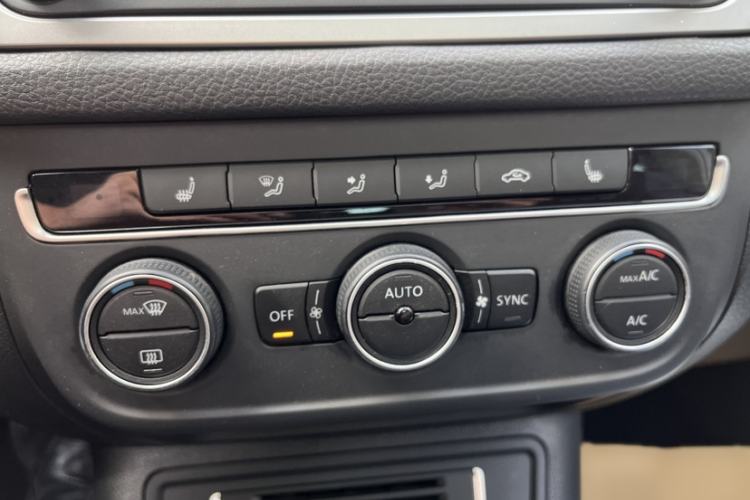 Used Volkswagen Tiguan 2015 2.0 TSI Automatic All-Wheel Drive Flagship Edition Interior 10
