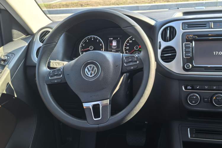 Used Volkswagen Tiguan 2015 1.8TSI Automatic Two-Wheel Drive Luxury Model Interior 10