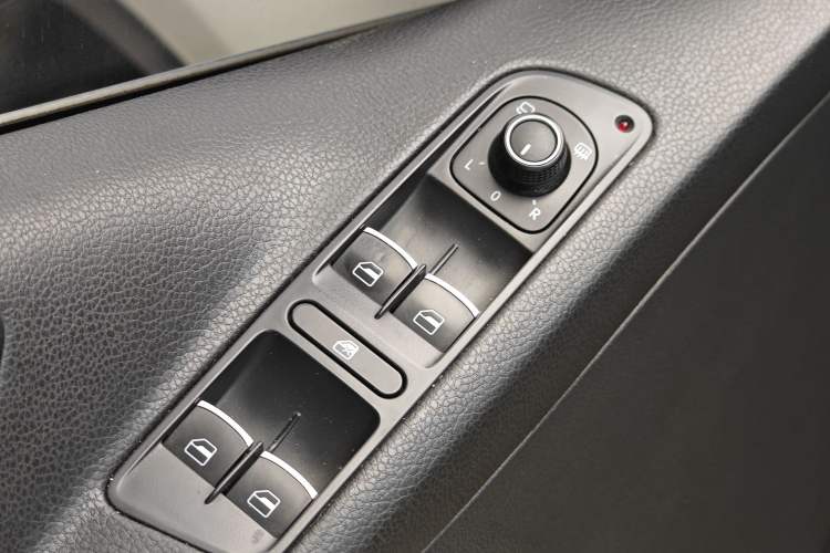 Used Volkswagen Tiguan 2015 1.8TSI Automatic All-Wheel-Drive Luxury Model Interior 10