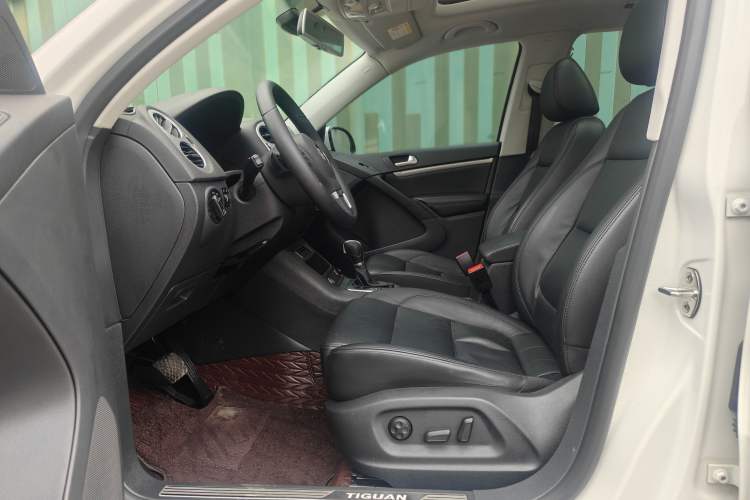 Used Volkswagen Tiguan 2015 2.0 TSI Automatic All-Wheel Drive Luxury Edition Interior 2