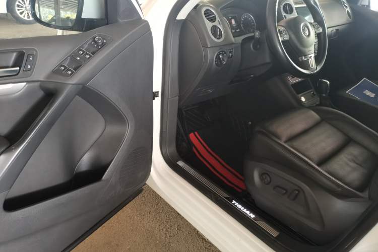 Used Volkswagen Tiguan 2015 2.0 TSI Automatic All-Wheel Drive Luxury Edition Interior 2