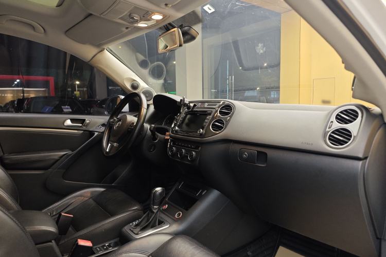 Used Volkswagen Tiguan 2015 1.8TSI Automatic All-Wheel-Drive Luxury Model Interior 2
