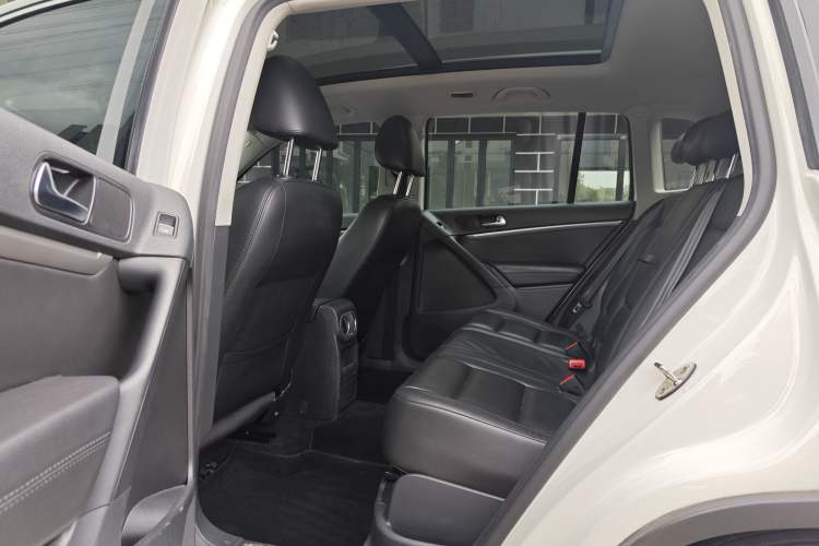 Used Volkswagen Tiguan 2015 1.8TSI Automatic Two-Wheel Drive Luxury Model Interior 3