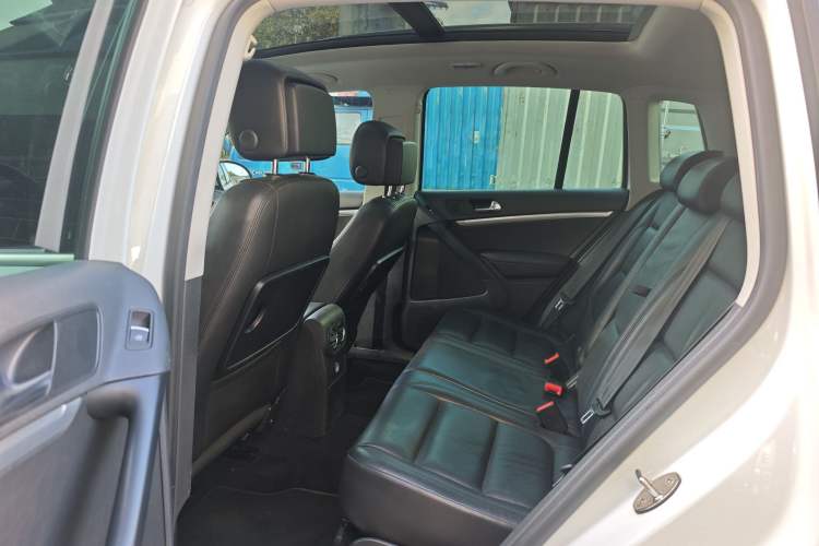 Used Volkswagen Tiguan 2015 2.0 TSI Comfort Edition Interior 3