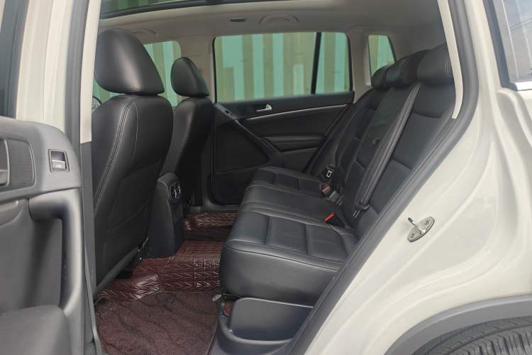 Used Volkswagen Tiguan 2015 2.0 TSI Automatic All-Wheel Drive Luxury Edition Interior 3
