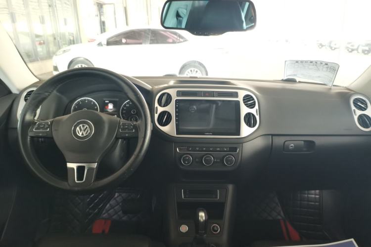 Used Volkswagen Tiguan 2015 2.0 TSI Automatic All-Wheel Drive Luxury Edition Interior 3