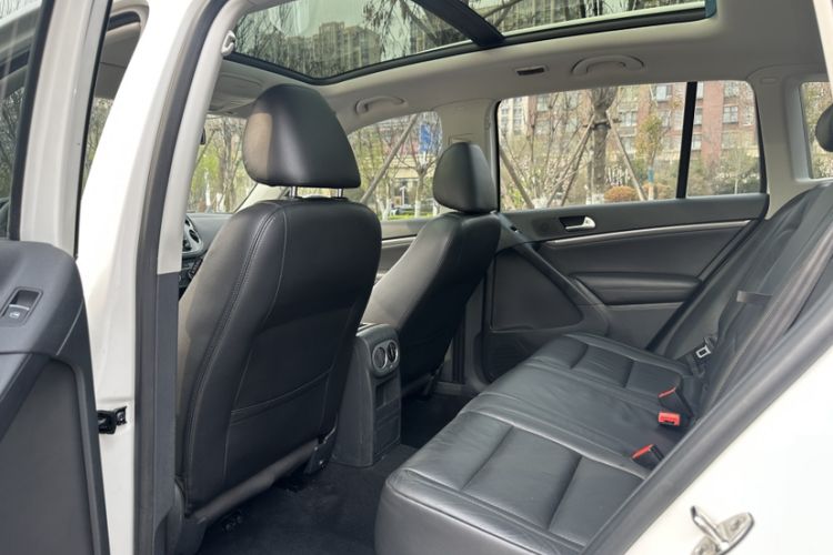 Used Volkswagen Tiguan 2015 1.8TSI Automatic All-Wheel-Drive Luxury Model Interior 3