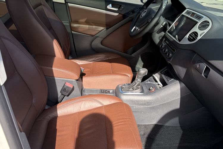 Used Volkswagen Tiguan 2015 2.0 TSI Automatic All-Wheel Drive Luxury Edition Interior 4