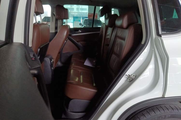 Used Volkswagen Tiguan 2015 2.0 TSI Comfort Edition Interior 4