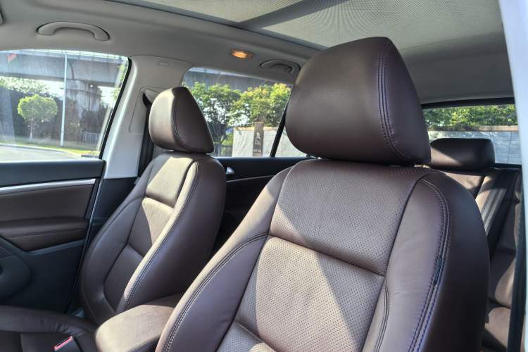 Used Volkswagen Tiguan 2015 1.8TSI Automatic Two-Wheel Drive Luxury Model Interior 4